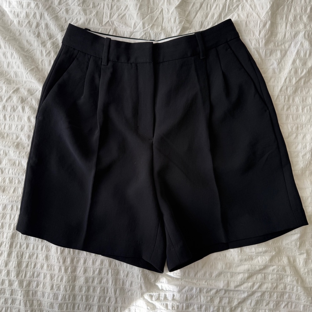NWOT Aritzia The Effortless Short Mid-Thigh Black Size 8